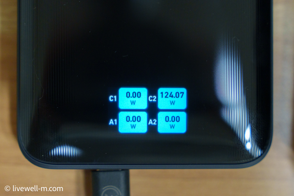 Anker Prime Charging Station (6-in-1, 140W)でAnker 737 Power Bank (PowerCore 24000)を充電中のワット数