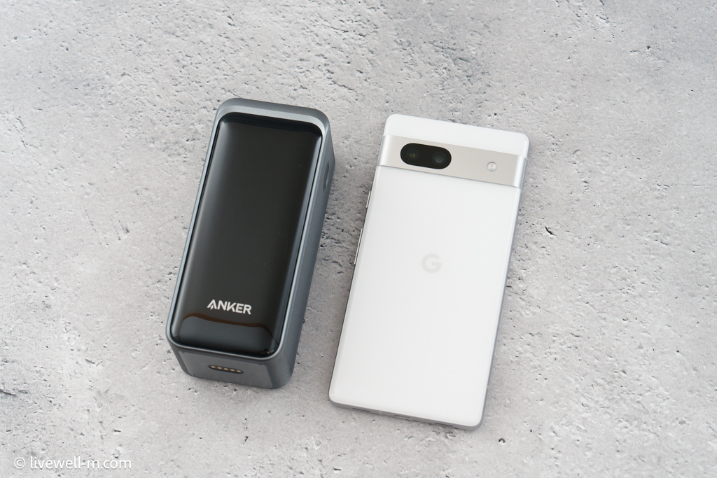 Anker Prime Power Bank (20000mAh, 200W)とGoogle Pixel 7aのサイズ比較