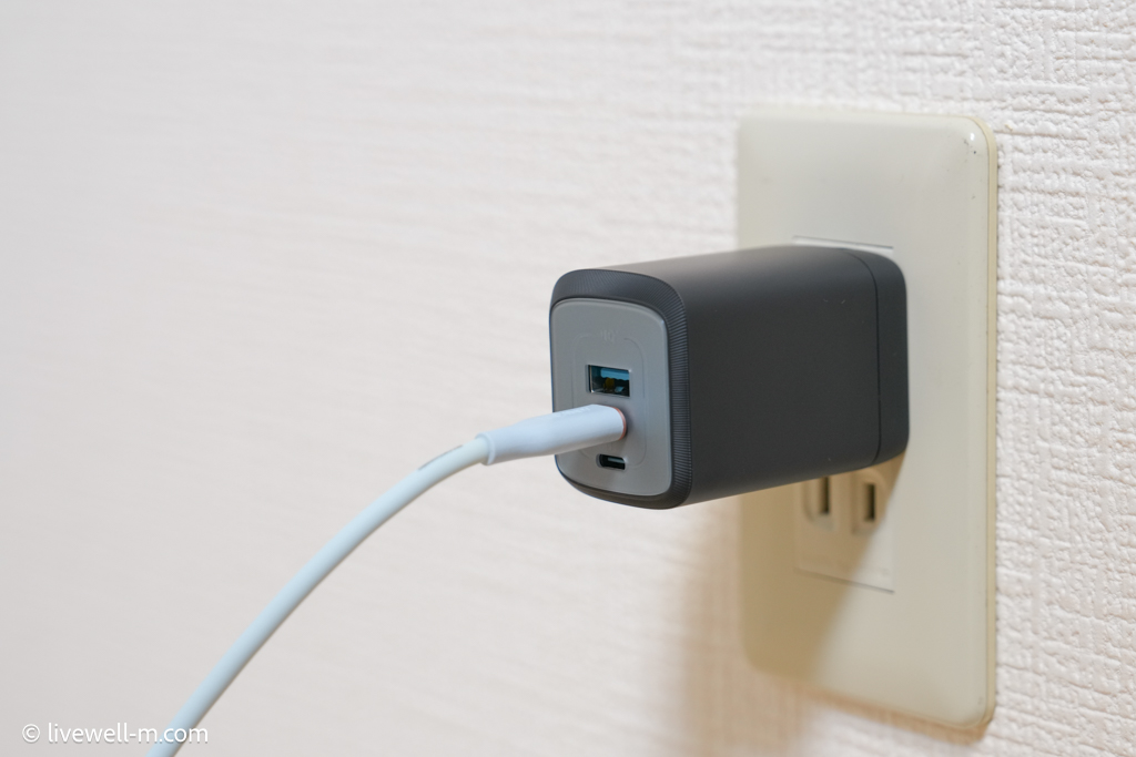 Anker Prime Wall Charger (100W, 3 ports, GaN)を壁のコンセントに接続