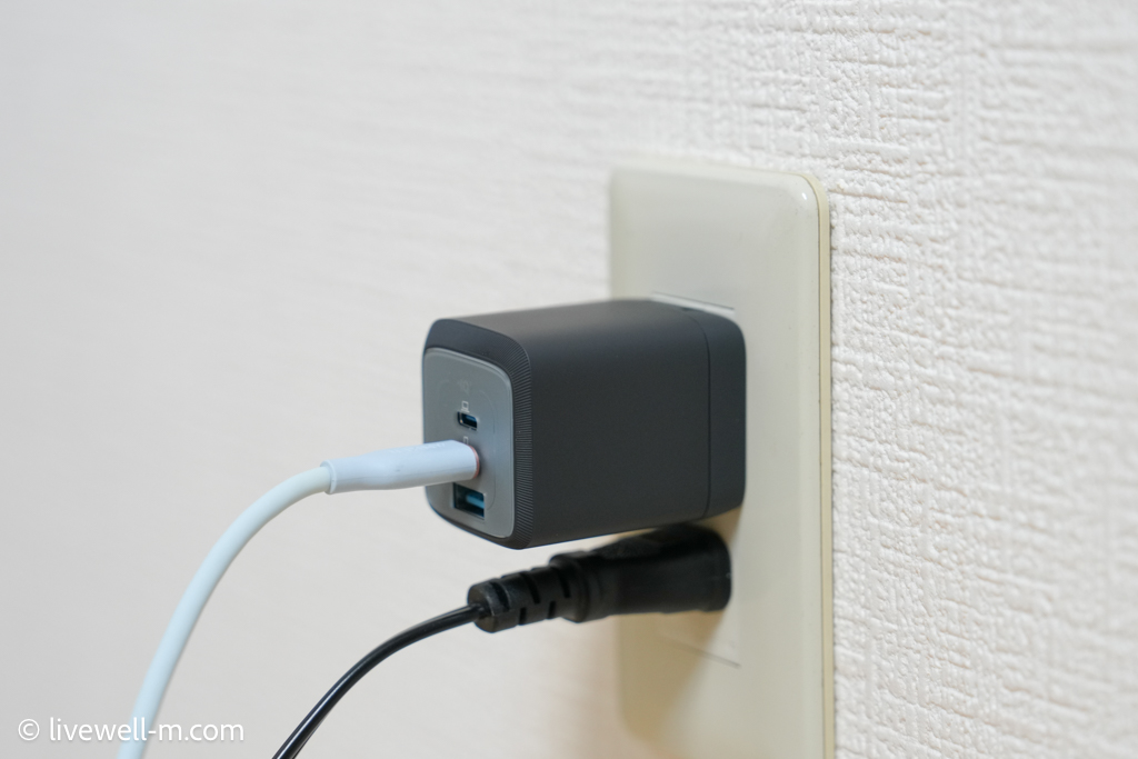Anker Prime Wall Charger (67W, 3 ports, GaN)をコンセントに接続している様子