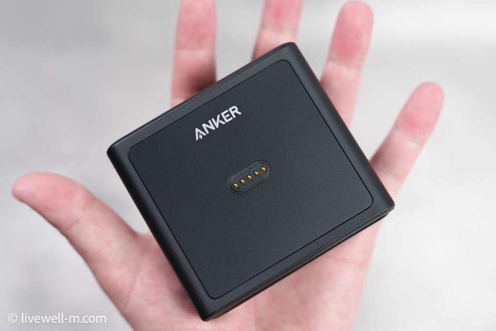 Anker Charging Base (100W) for Anker Prime Power Bankを手に乗せている様子