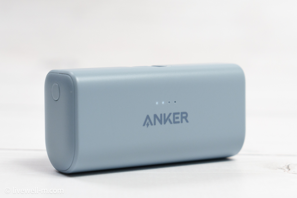 Anker Nano Power Bank (22.5W, Built-In USB-C Connector)のボタンとバッテリー残量を示すLEDランプ