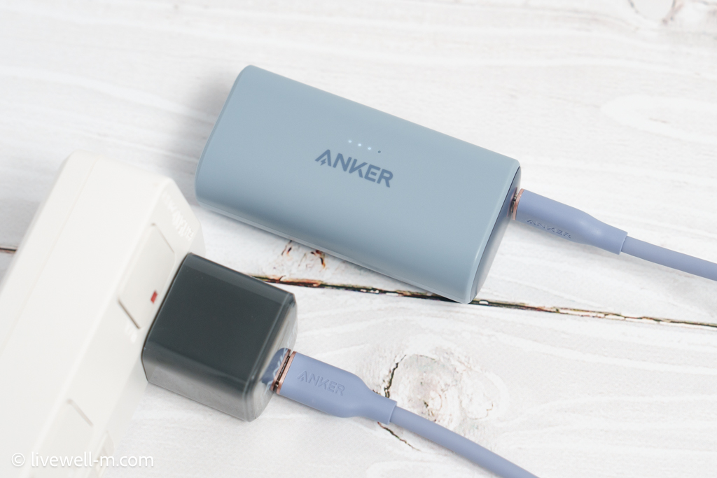 Anker Nano Power Bank (22.5W, Built-In USB-C Connector)本体を充電2