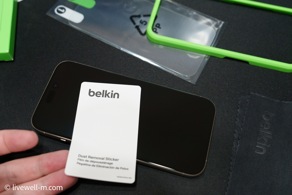 Belkinの保護ガラスフィルムをiPhone 15/Proに貼り付けている様子1