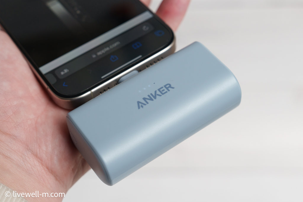 Anker Nano Power Bank (22.5W, Built-In USB-C Connector)を手に持つ様子