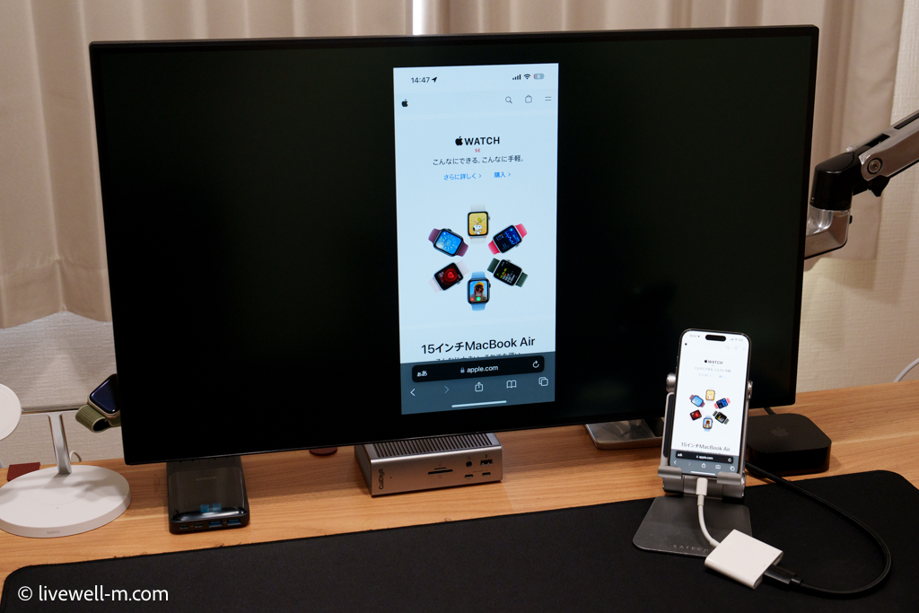 Apple USB-C Digital AV MultiportアダプタでiPhone 15 Proの画面をテレビに映している様子