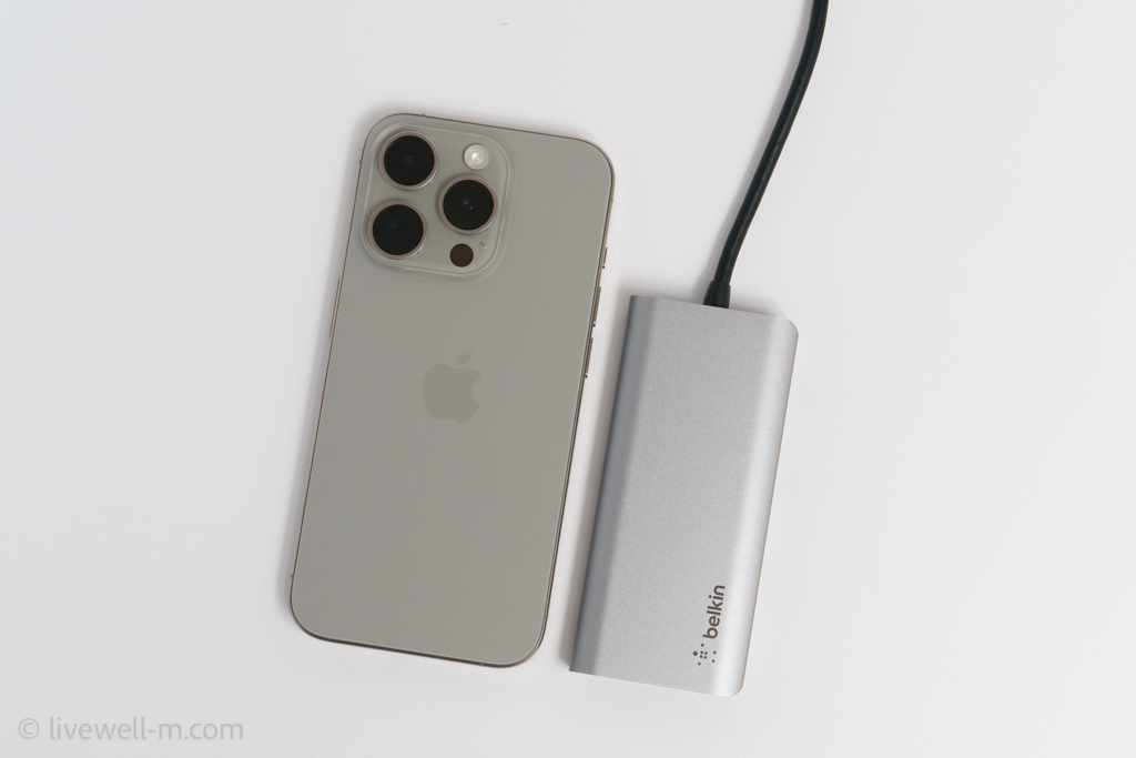 iPhone 15 ProとBelkin CONNECT USB-C 5-in-1マルチポートアダプターハブのサイズ比較