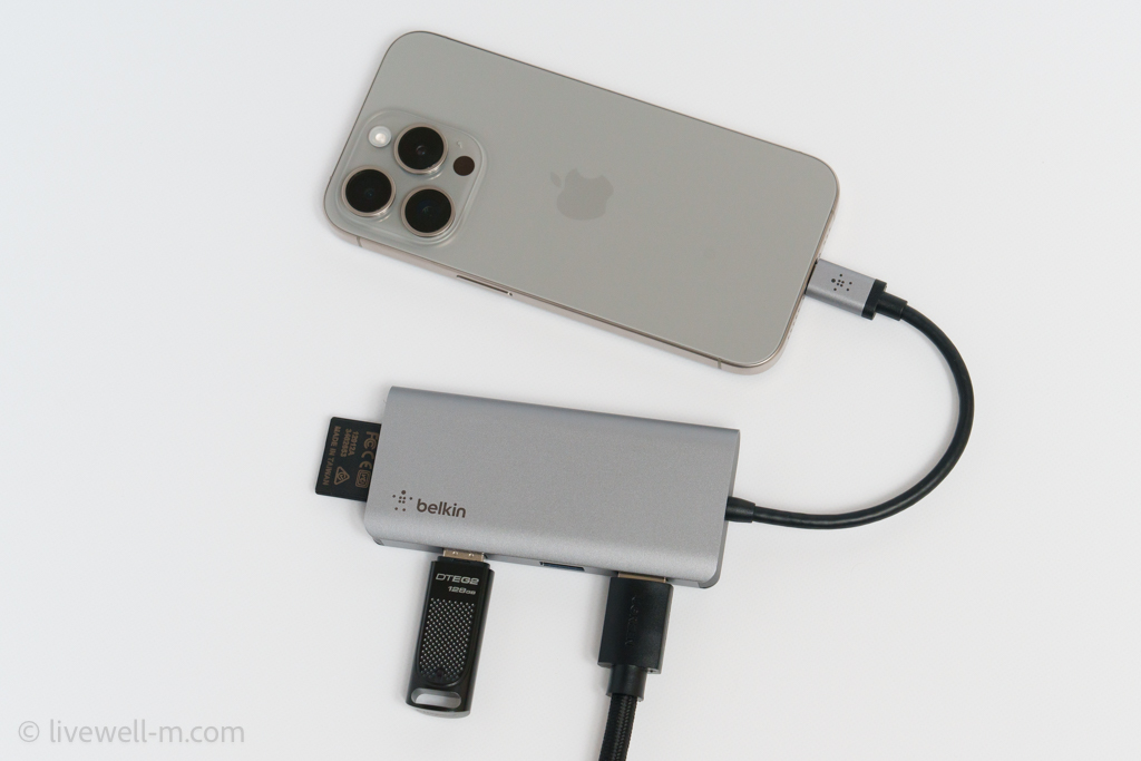 Belkin CONNECT USB-C 5-in-1マルチポートアダプターハブをiPhone 15 Proに接続
