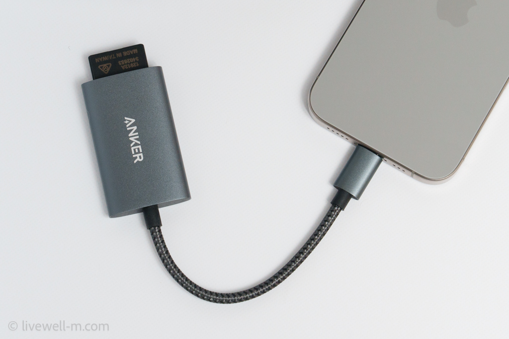 Anker USB-C PowerExpand 2-in-1 SD 4.0 カードリーダーをiPhone 15 Proに接続