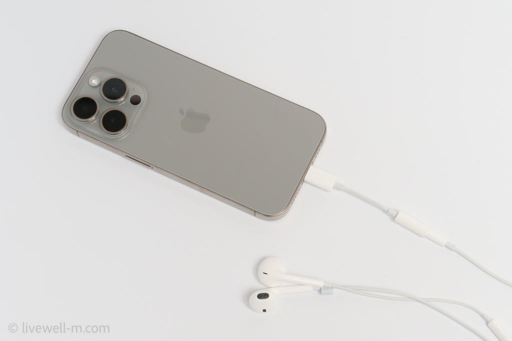 Apple USB-C - 3.5 mmヘッドフォンジャックアダプタでiPhone 15 ProにEarPodsを接続
