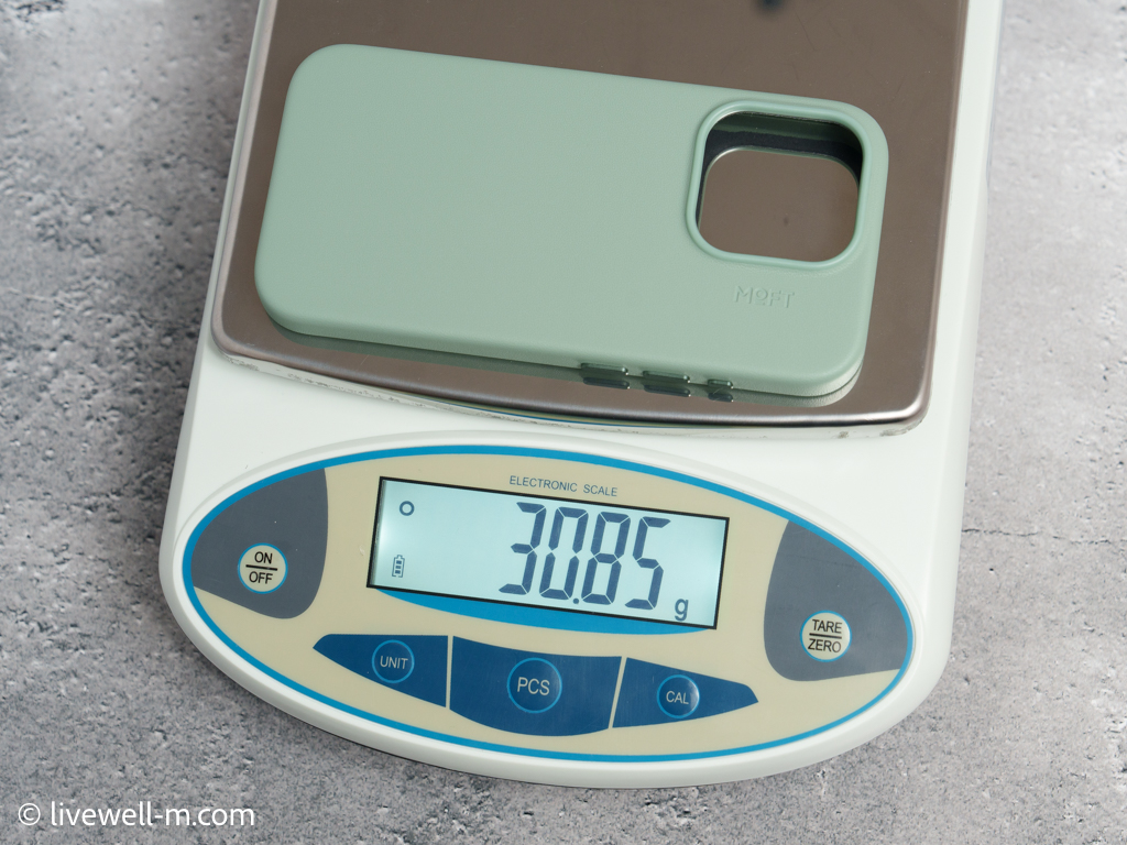iPhone 15シリーズ対応 MOVASレザーケースの重量を計測