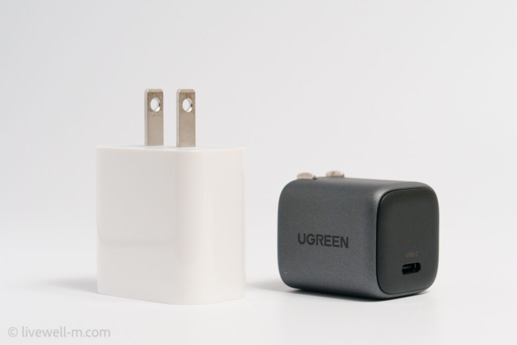UGREEN Nexode Mini 20WとApple 20W USB-C電源アダプタのサイズ比較