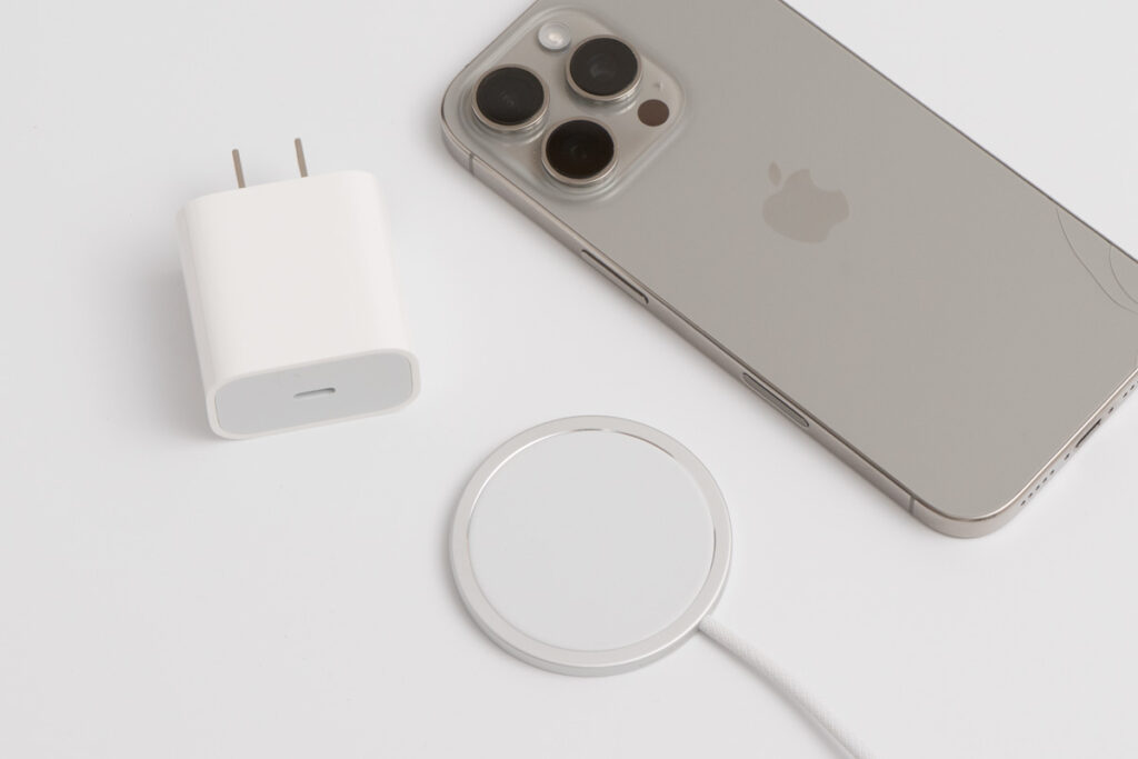iPhoneの純正充電器はどこで買える?損しない買い方を解説 純正のApple 20W USB-C電源アダプタとMagSafe充電器