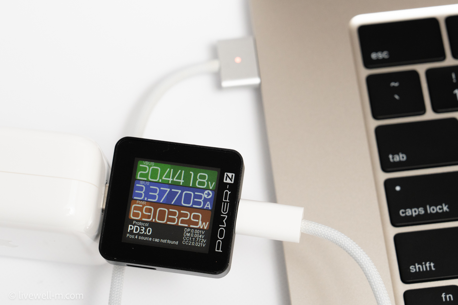 Apple 70W USB-C電源アダプタでM2 MacBook Air 15インチを充電