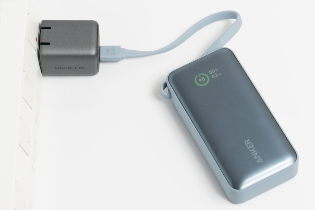Anker Nano Power Bank (30W, Built-In USB-C Cable)本体を充電している様子