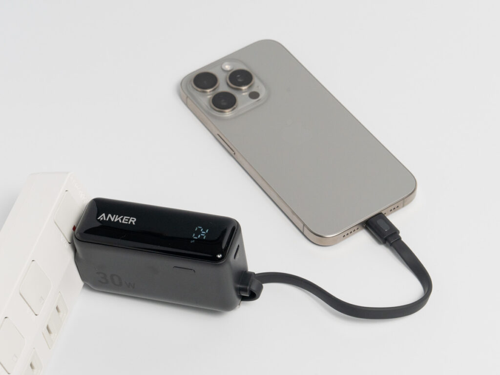 Anker Power Bank (30W, Fusion, Built-In USB-C ケーブル)でiPhone 15 Proを充電している様子