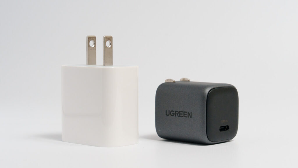 UGREEN Nexode Mini 20WとApple 20W USB-C充電器のサイズ比較