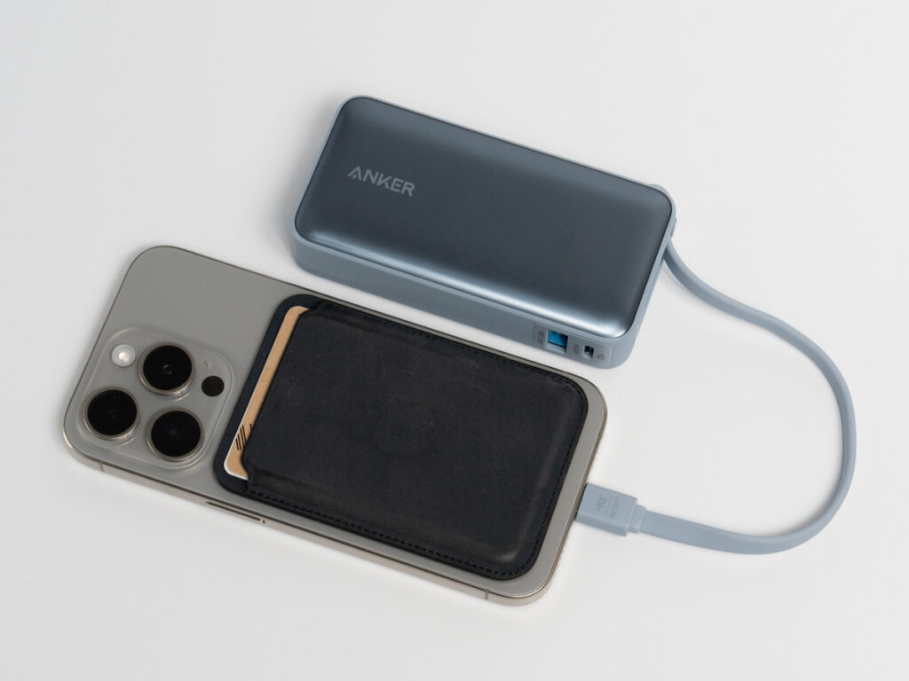 Anker Nano Power Bank (30W, Built-In USB-C Cable)でiPhone 15 Proを充電している様子