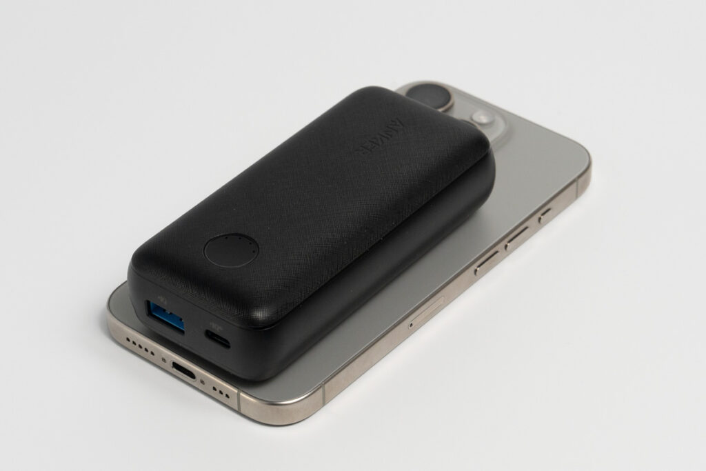 Anker PowerCore 10000 PD Redux 25WとiPhone 15 Proを重ねている様子