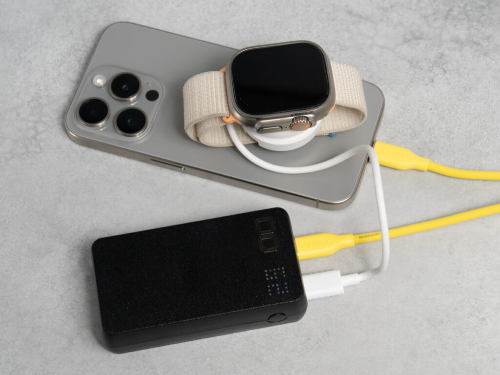 CIO SMARTCOBY DUOでiPhone 15 ProとApple Watch Ultraを同時充電している様子