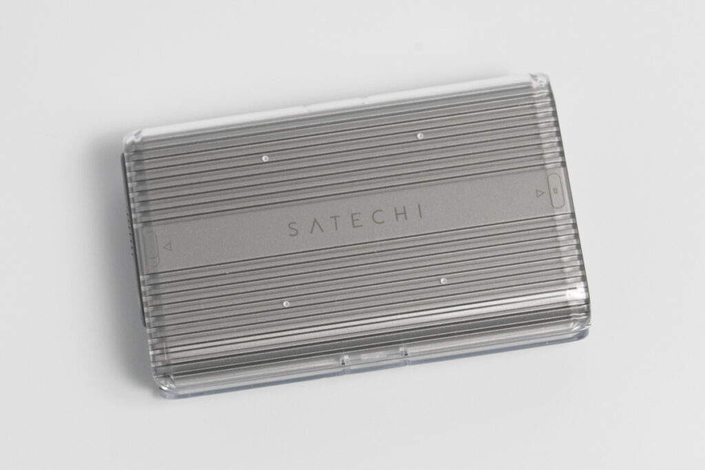 SATECHI USB4 NVMe SSD Pro Enclosurのポリカーボネート製カバー