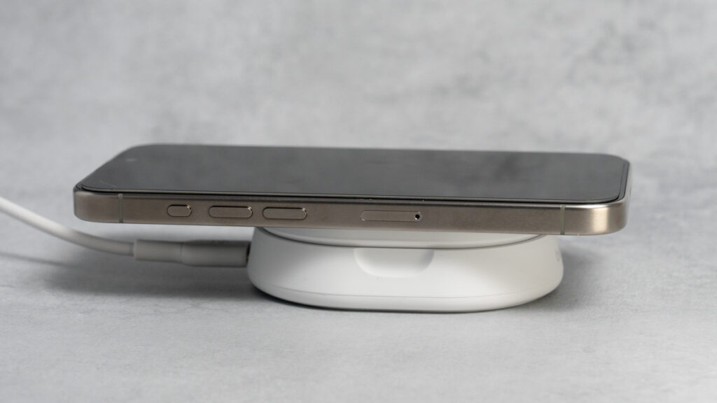 Belkin BoostCharge Pro Qi2 折りたたみ式ワイヤレス充電スタンドでiPhone 15 Proを充電（パッド型）