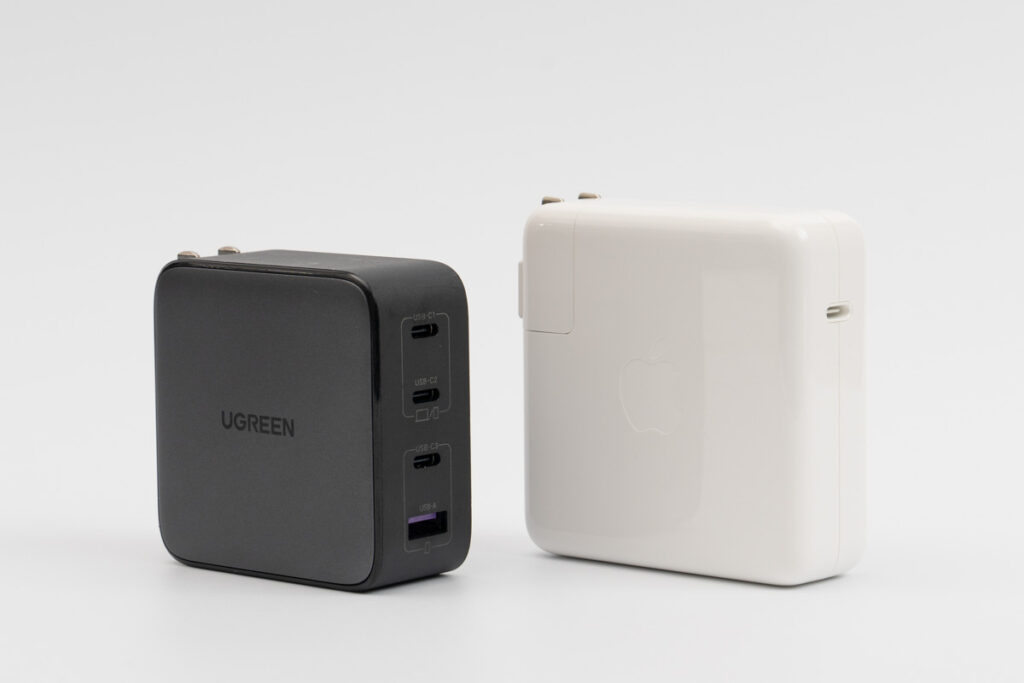 UGREEN Nexode 100W 4ポートとApple 96W USB-C電源アダプタとのサイズ比較