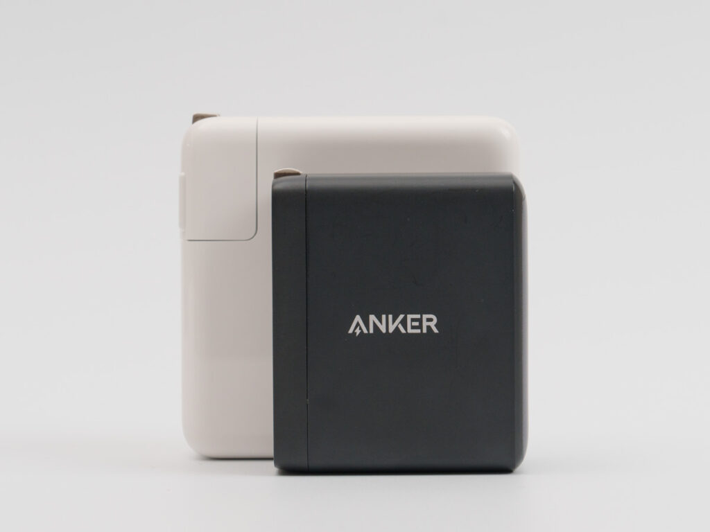 Anker 736 Charger (Nano II 100W)とApple 96W USB-C電源アダプタとのサイズ比較