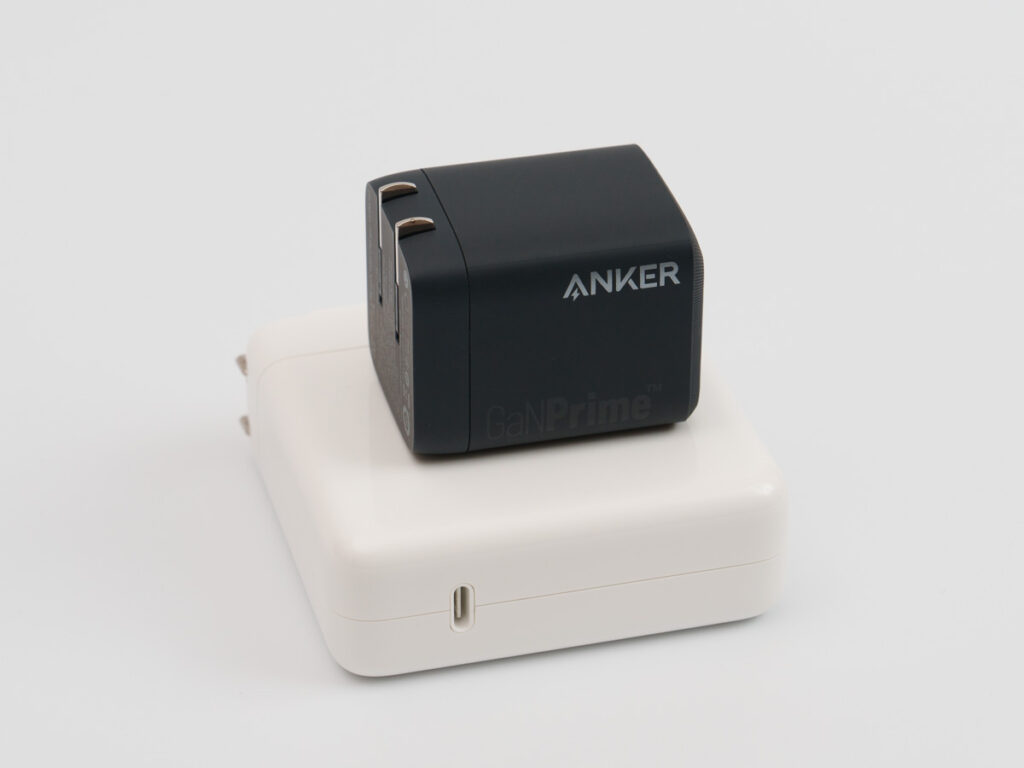 Anker Prime Wall Charger (100W, 3 ports, GaN)とApple 96W USB-C電源アダプタとのサイズ比較