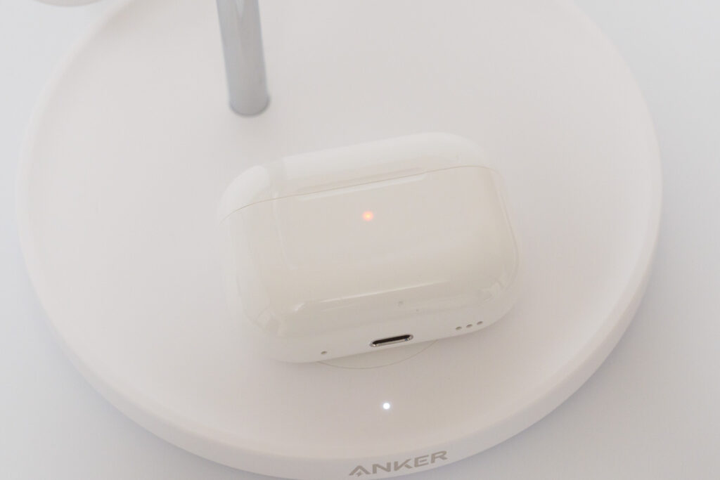 Anker MagGo Wireless Charging Station (3-in-1 Stand)でAirPods ProをQi充電している様子