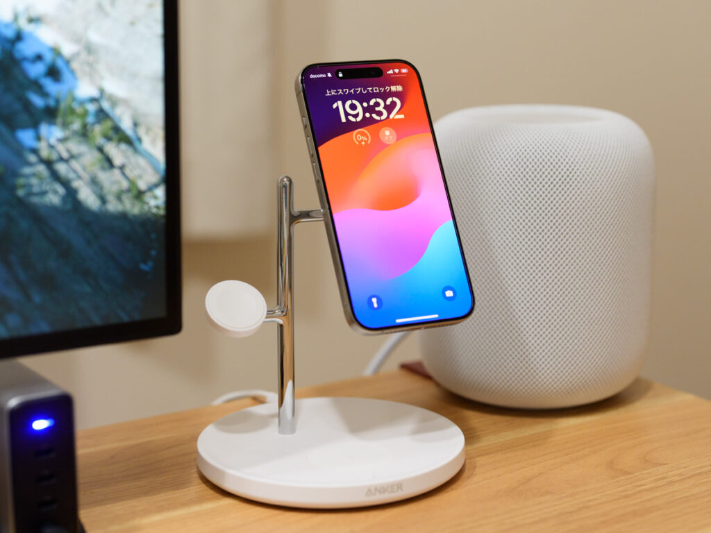 Anker MagGo Wireless Charging Station (3-in-1 Stand)をデスクに置いている様子