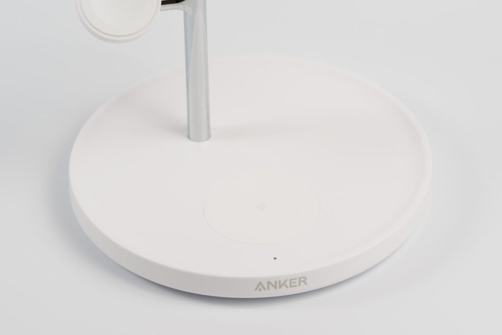 Anker MagGo Wireless Charging Station (3-in-1 Stand)のQi対応充電パッド