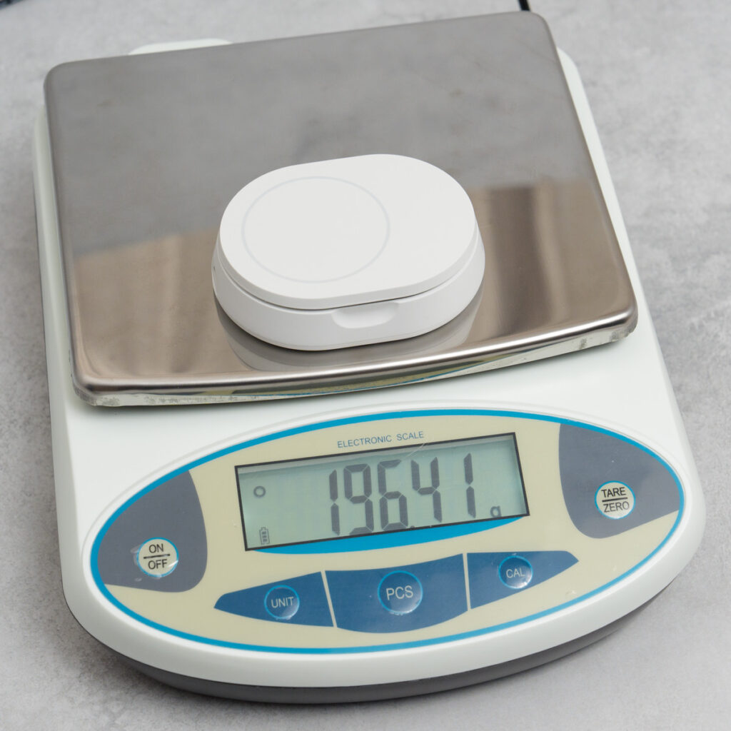 Belkin Qi2 折りたたみ式ワイヤレス充電スタンドの重量を計測