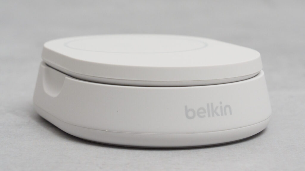 Belkin Qi2 折りたたみ式ワイヤレス充電スタンドの外装の質感