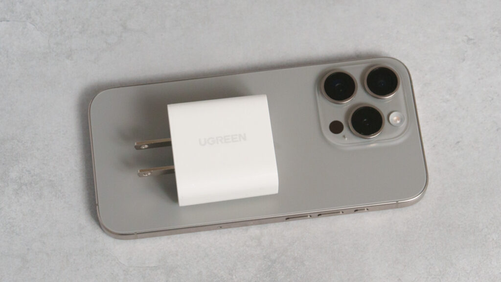 UGEREN 20W USB-C充電器（CD137）とiPhone 15 Proを重ねている様子
