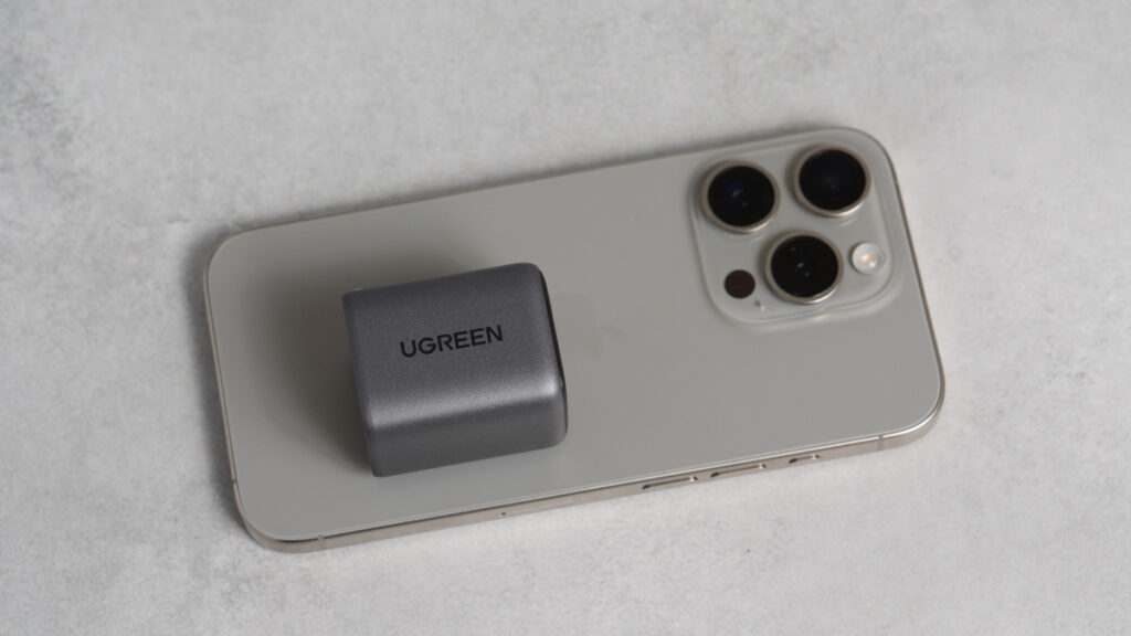 UGREEN Nexode Mini 30WとiPhone 15 Proとのサイズ比較