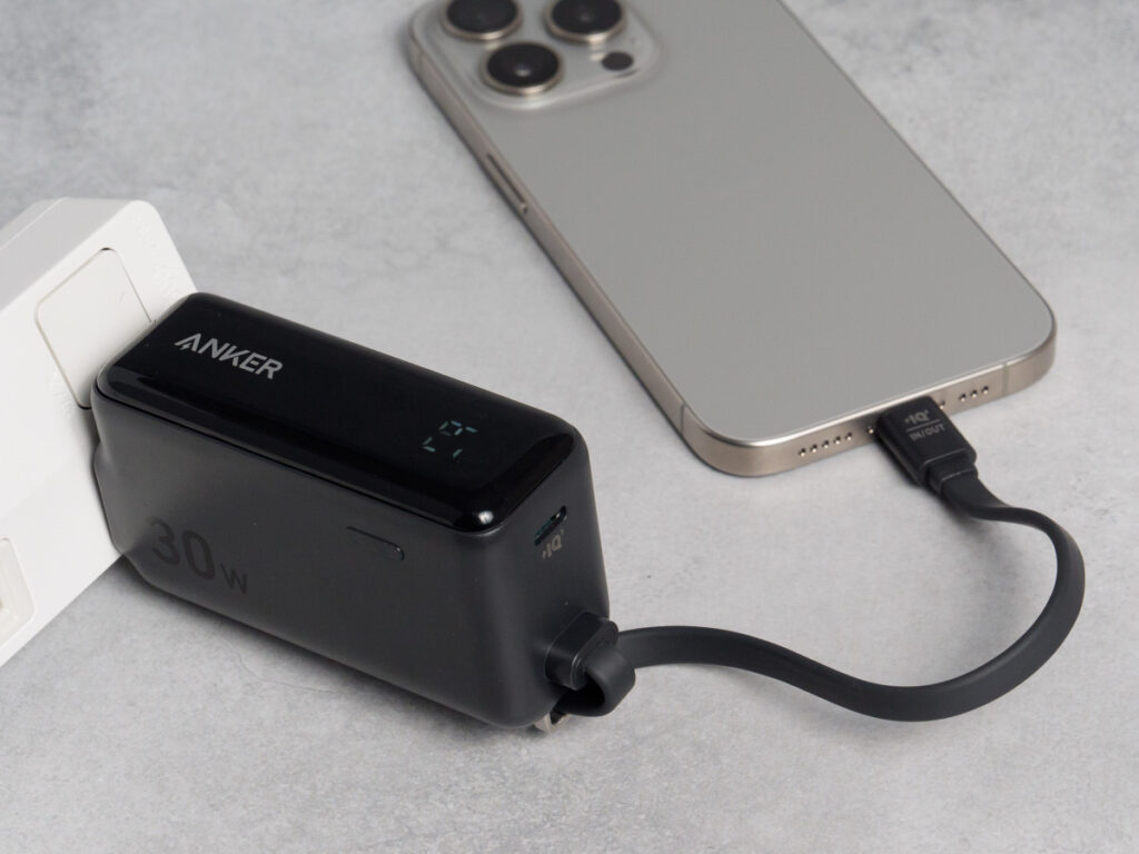 Anker Power Bank (30W, Fusion, Built-In USB-C ケーブル)で充電器としてiPhone 15 Proを充電