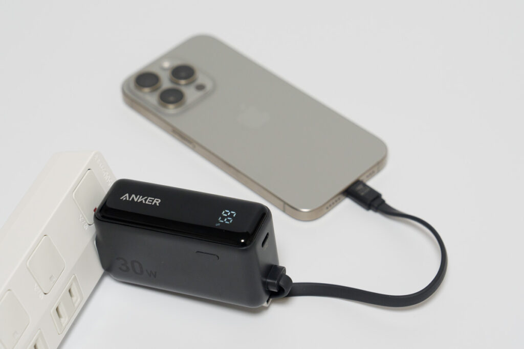 Anker Power Bank (30W, Fusion, Built-In USB-C ケーブル)を充電器としてiPhone 15 Proを充電している様子