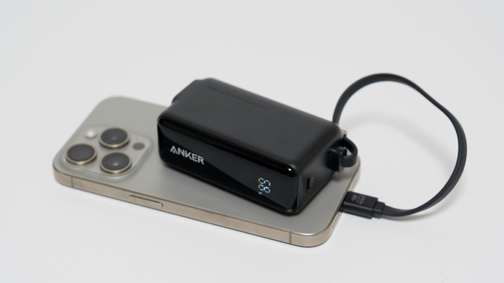 Anker Power Bank (30W, Fusion, Built-In USB-C ケーブル)をモバイルバッテリーとしてiPhone 15 Proを充電している様子