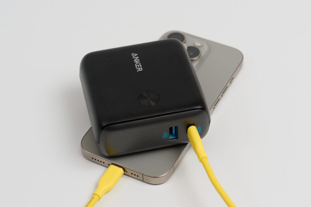 Anker PowerCore Fusion 10000でiPhone 15 Proを充電している様子