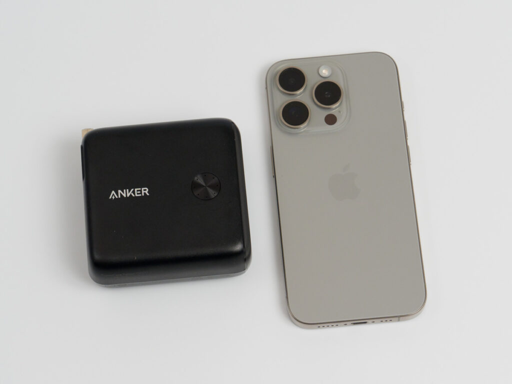 Anker PowerCore Fusion 10000とiPhone 15 Proとのサイズ比較
