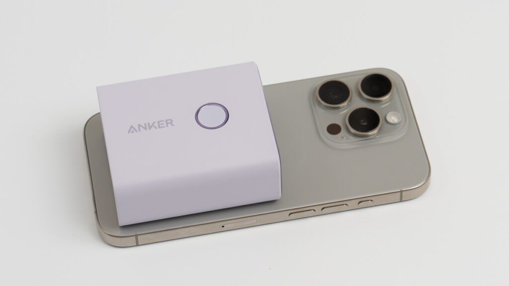 Anker 521 Power Bank (PowerCore Fusion, 45W)とiPhone 15 Proのサイズ比較