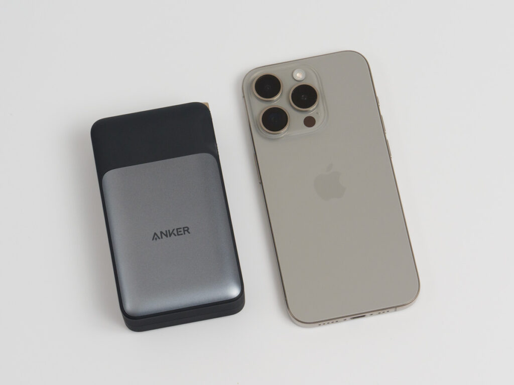 Anker 733 Power Bank (GaNPrime PowerCore 65W)とiPhone 15 Proのサイズ比較