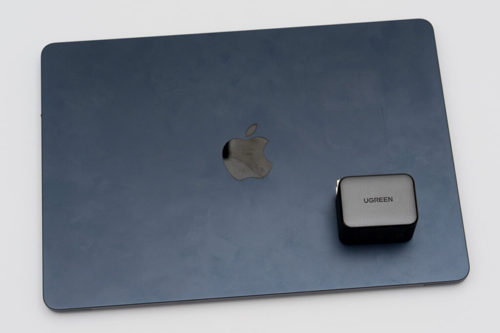 UGREEN NexodeX 65WとM2 MacBook Air 13インチとのサイズ比較