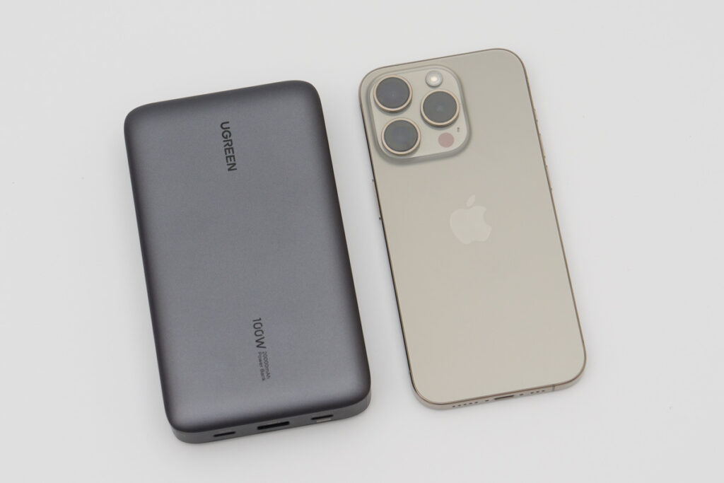 UGREEN 100W・20000mAhモバイルバッテリーとiPhone 15 Proのサイズ比較