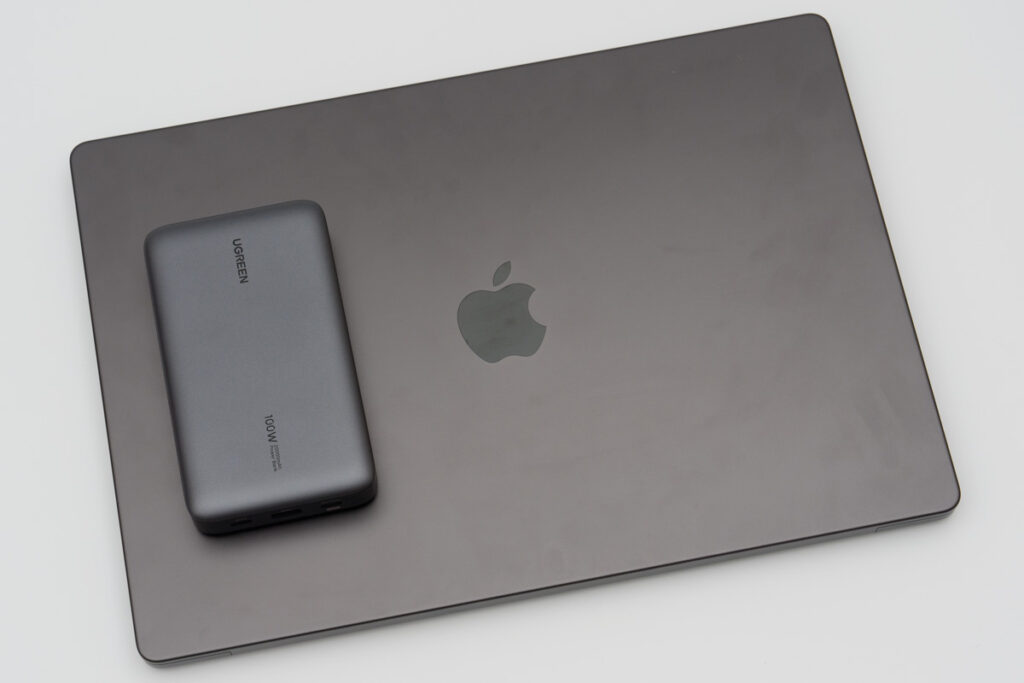 UGREEN 100W・20000mAhモバイルバッテリーとM3 Max MacBook Pro 16インチとのサイズ比較