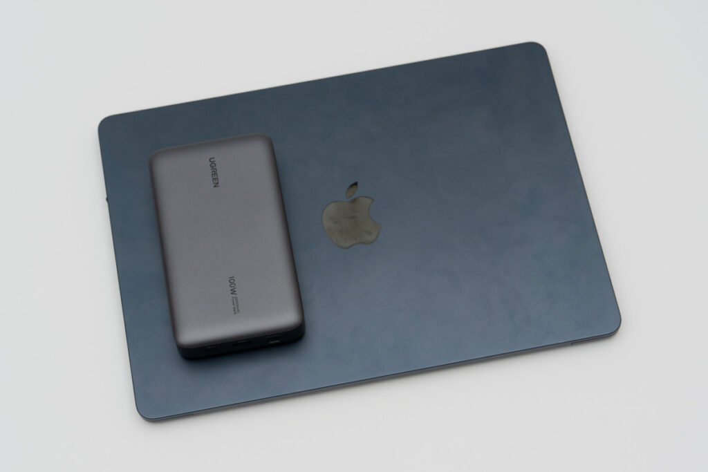 UGREEN 100W・20000mAhモバイルバッテリーとM2 MacBook Air 13インチとのサイズ比較