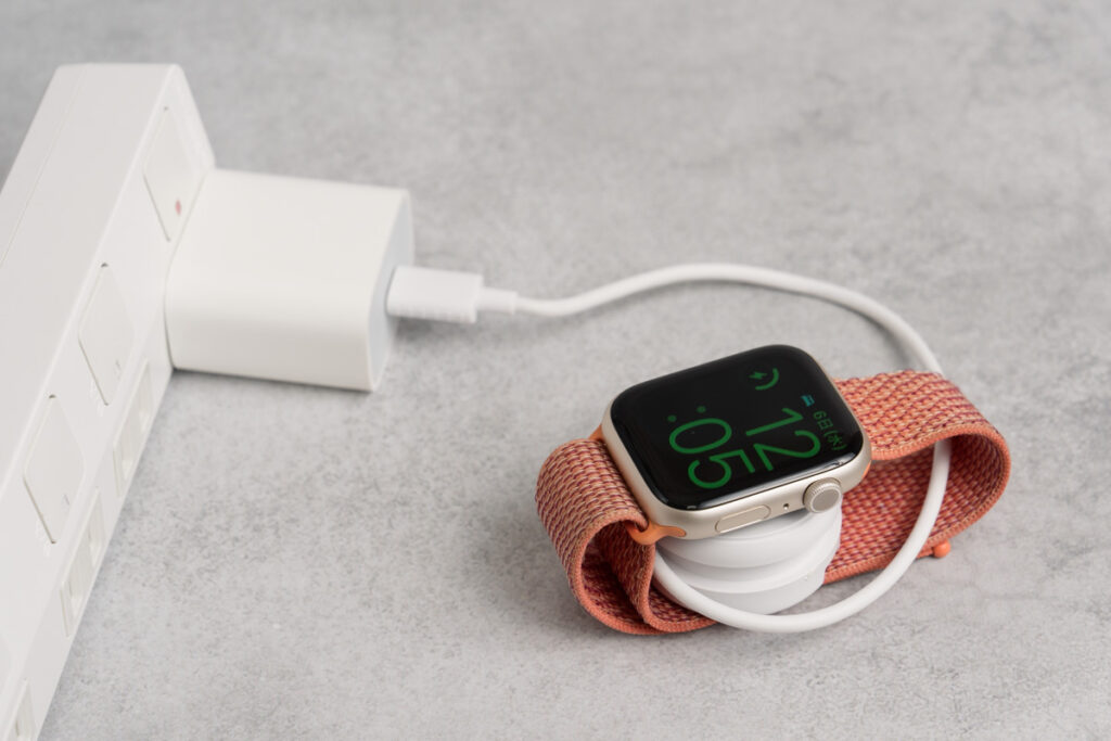 エレコム Apple Watch磁気充電ケーブル（高速充電巻き取りタイプ）でApple Watch Series 9を充電している様子