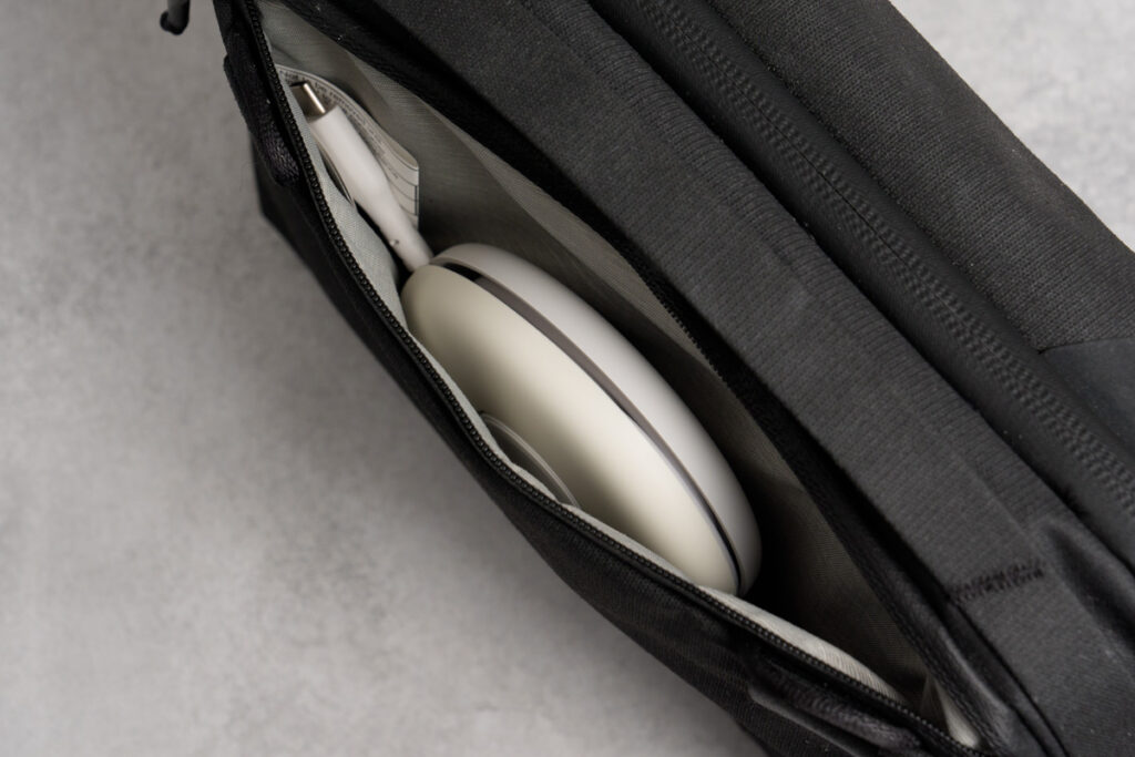 エレコム Apple Watch磁気充電ケーブル(高速充電スタンドタイプ)をバッグに収納している様子