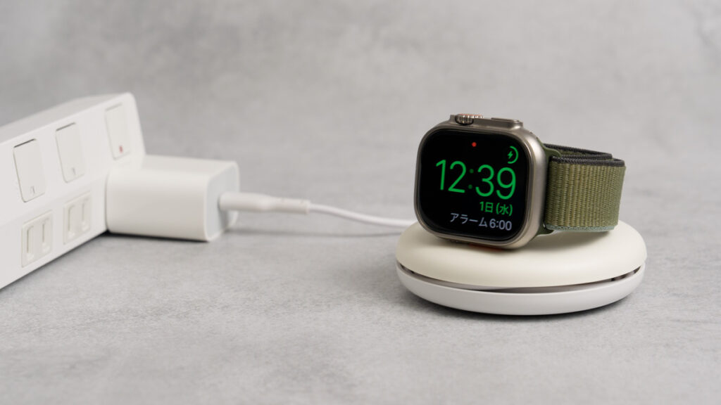 エレコム Apple Watch磁気充電ケーブル(高速充電スタンドタイプ)でApple Watch Ultraを高速充電している様子